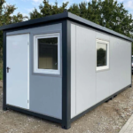 Contenedor oficina con WC, ducha y cocina americana de 6 x 2,40 m