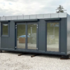 Contenedor de oficina premium de 6 m en gris con grandes ventanales