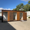 Contenedor sanitario 6x3 m con baño adaptado y acabado roble dorado