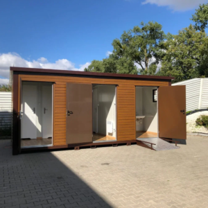 Contenedor sanitario 6x3 m con baño adaptado y acabado roble dorado