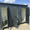 Contenedor sanitario con ducha y tres cabinas independientes