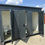 Contenedor sanitario con ducha y tres cabinas independientes