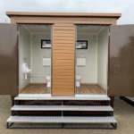 Cabina sanitaria con tanque de aguas residuales y acabado imitación madera