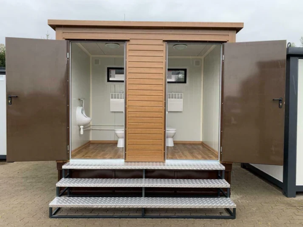 Cabina sanitaria con tanque de aguas residuales y acabado imitación madera