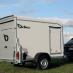 Remolque furgón Debon Roadster 255 con rampa integrada en la puerta