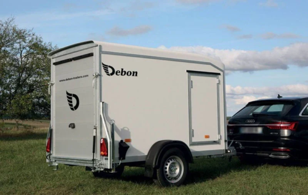 Remolque furgón Debon Roadster 255 con rampa integrada en la puerta