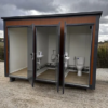 Contenedor sanitario triple cabina tipo pabellón con tres puertas