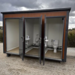 Contenedor sanitario triple cabina tipo pabellón con tres puertas