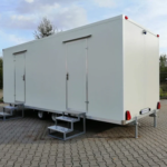 Remolque de baño con inodoro doble de 6 x 2,40 m sobre chasis galvanizado