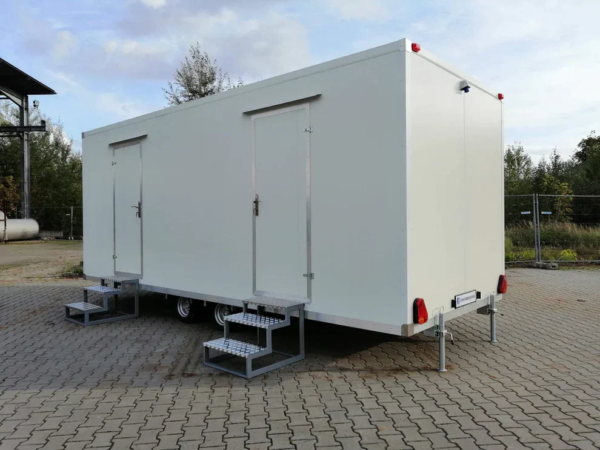 Remolque de baño con inodoro doble de 6 x 2,40 m sobre chasis galvanizado