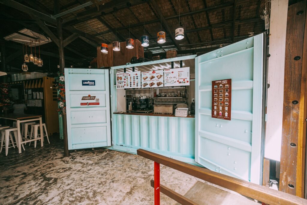 Contenedor marítimo reconvertido en bar y cafetería para eventos